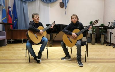 Srebrna plaketa in zlato priznanje za kitarski duo